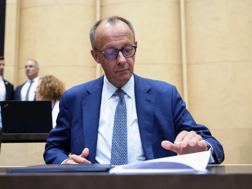 المستشار الألماني فريدريش ميرتس يتحقق من وثيقة قبل خطابه الافتتاحي بالمجلس الأعلى للبرلمان في برلين. 11 يوليو 2025 - REUTERS