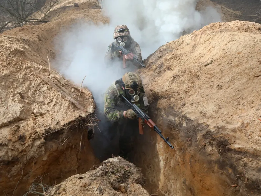 جنود أوكرانيون خلال مناورات روتينية بشرق البلاد. 29 فبراير 2024 - AFP