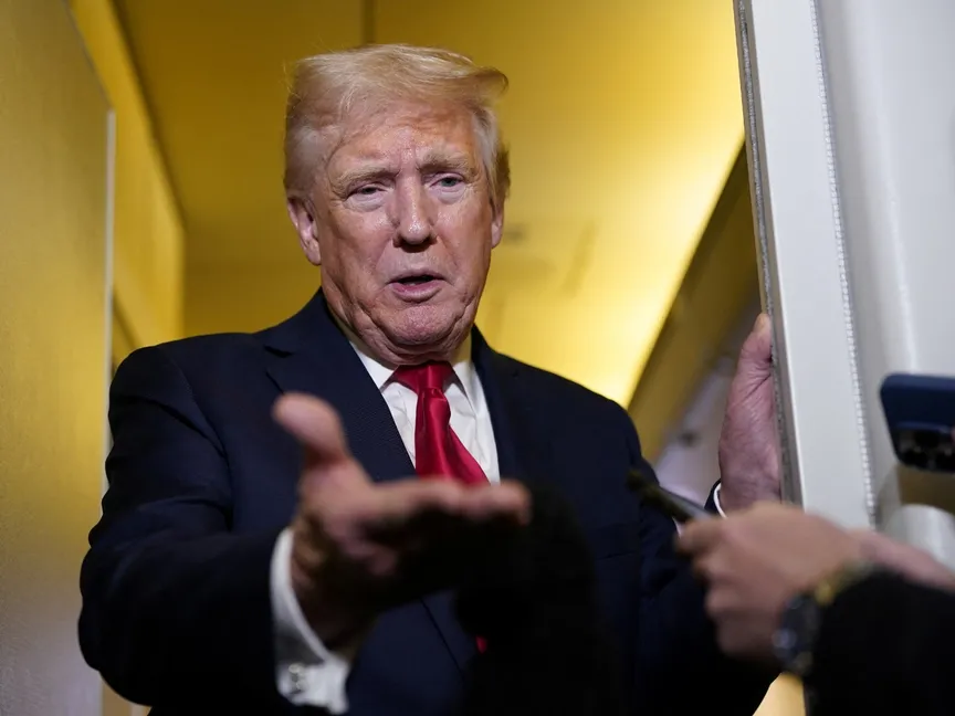 الرئيس الأميركي دونالد ترمب يتحدث إلى الصحافيين على متن الطائرة الرئاسية المتجهة إلى قاعدة أندروز المشتركة بولاية ماريلاند. 13 أبريل 2025 - REUTERS