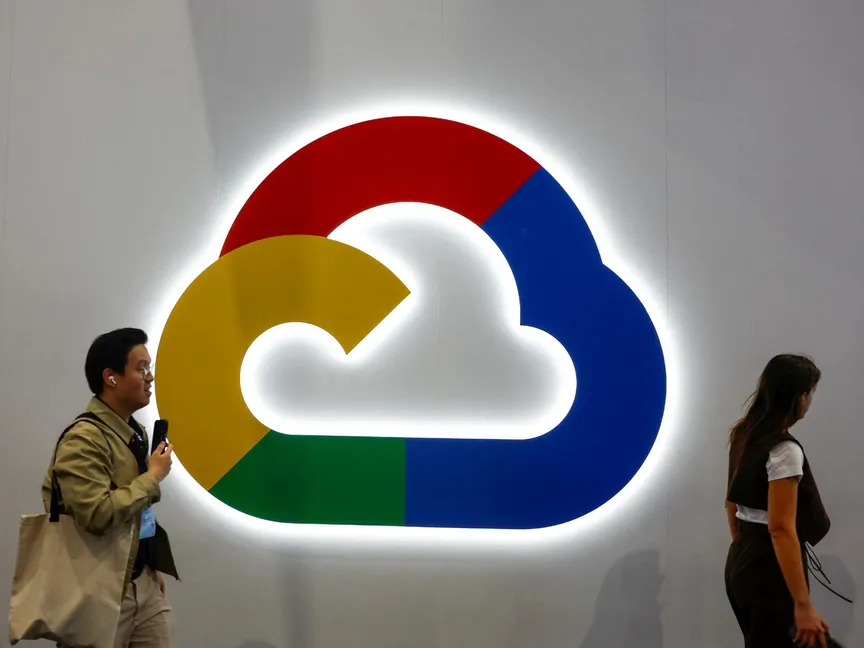أشخاص يسيرون بجوار شعار Google Cloud خلال مؤتمر Mobile World Congress لعام 2025 في برشلونة، إسبانيا. 4 مارس 2025 - Reuters