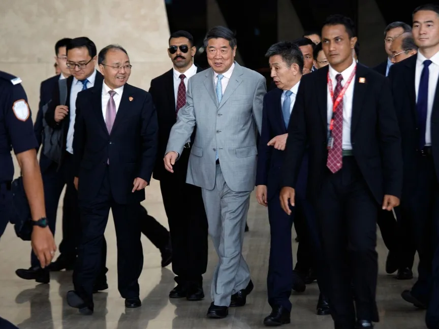 نائب رئيس الوزراء الصيني هي ليفنج يغادر خلال استراحة وسط اجتماعات مع الوفد التجاري الأميركي في كوالالمبور، ماليزيا، 25 أكتوبر 2025 - Bloomberg