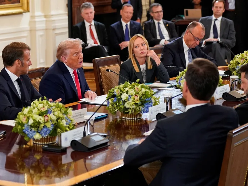 الرئيس الأميركي دونالد ترمب يتحدث مع الرئيس الأوكراني فولوديمير زيلينسكي والمستشار الألماني فريدريش ميرتس والرئيس الفرنسي إيمانويل ماكرون ورئيسة الوزراء الإيطالية جورجيا ميلوني والأمين العام لحلف الناتو مارك روته وسط مفاوضات لإنهاء الحرب الروسية في أوكرانيا في البيت الأبيض بواشنطن العاصمة. 18 أغسطس 2025 - Reuters