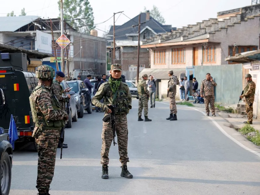 عناصر من الجيش الهندي في الشطر الخاضع لسيطرة نيودلهي من إقليم كشمير المتنازع عليه مع باكستان. 7 مايو 2025 - REUTERS