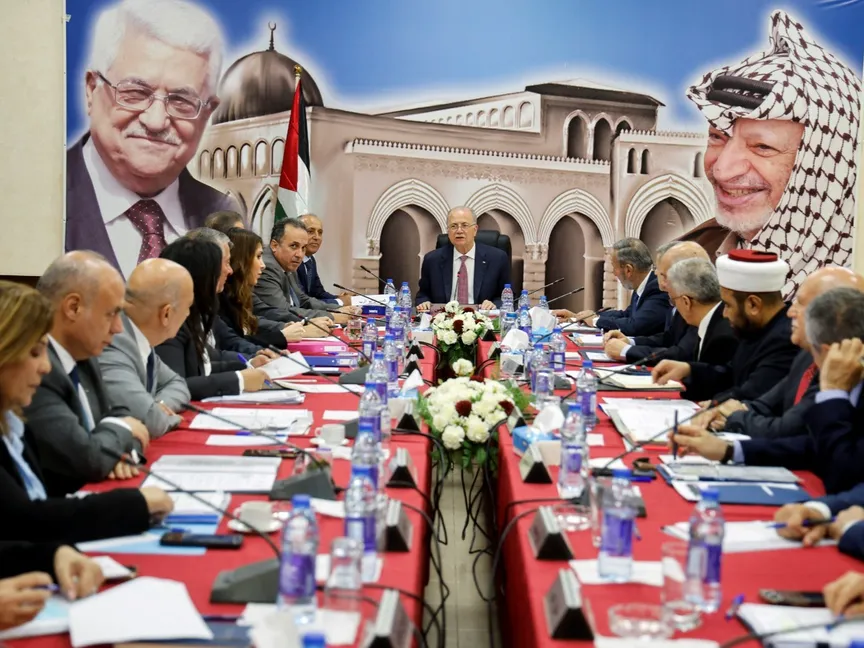 رئيس الوزراء الفلسطيني محمد مصطفى في اجتماع لمجلس الوزراء في جنين بالضفة الغربية التي تحتلها إسرائيل. 5 مايو 2025 - REUTERS