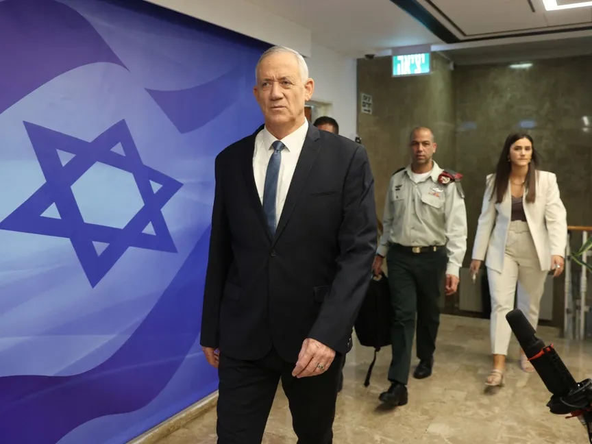 وزير الدفاع الإسرائيلي بيني جانتس يحضر اجتماعاً لمجلس الوزراء في مكتب رئيس الوزراء في القدس. 23 أكتوبر 2022 - Reuters
