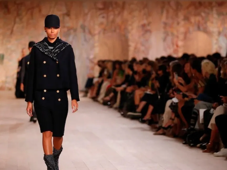 عارضة أزياء ترتدي من تصميم ماريا جراتسيا كيوري خلال عرض مجموعة خريف وشتاء لدار ديور في باريس. 5 يوليو 2021 - Reuters