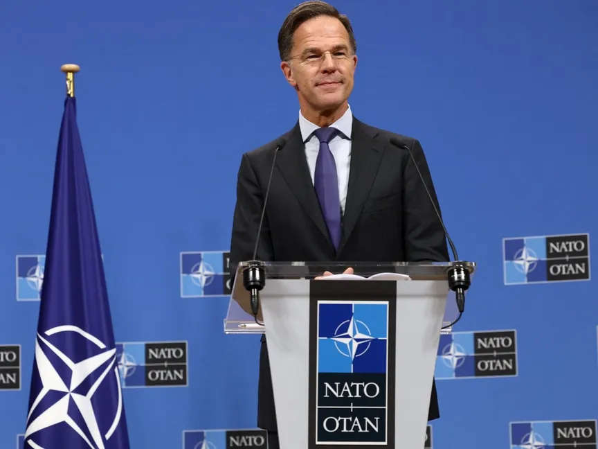 الأمين العام لحلف شمال الأطلسي مارك روته يحضر مؤتمراً صحفياً مع الرئيس الفنلندي ألكسندر ستاب (ليس بالصورة) في بروكسل. بلجيكا في 17 نوفمبر 2025 - reuters