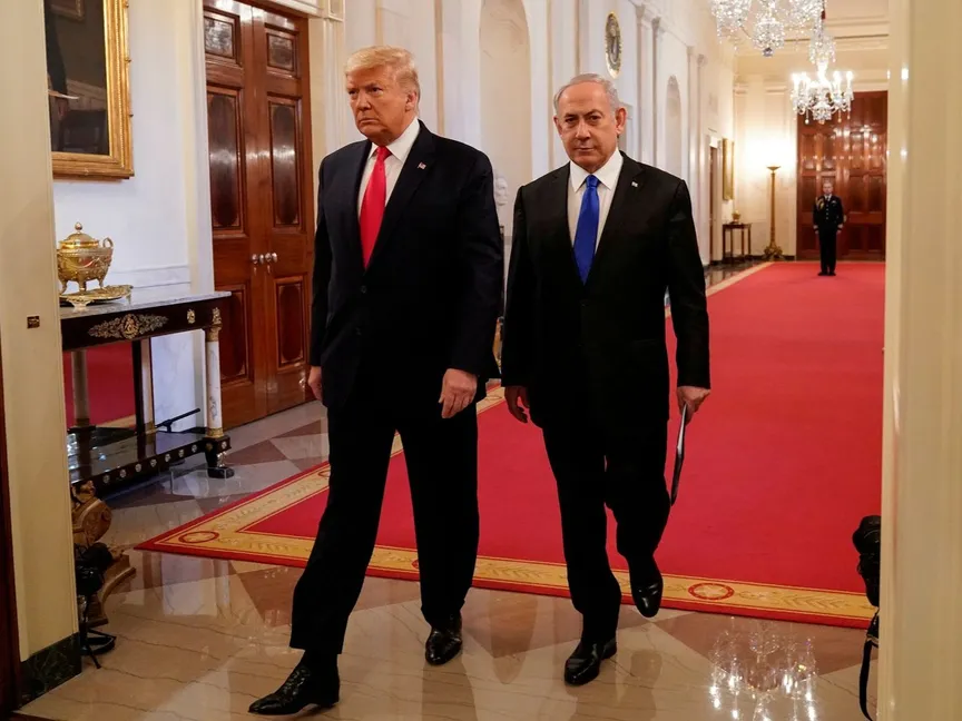 الرئيس الأميركي السابق دونالد ترمب ورئيس الوزراء الإسرائيلي السابق بنيامين نتنياهو في البيت الأبيض- 28 يناير 2020 - REUTERS