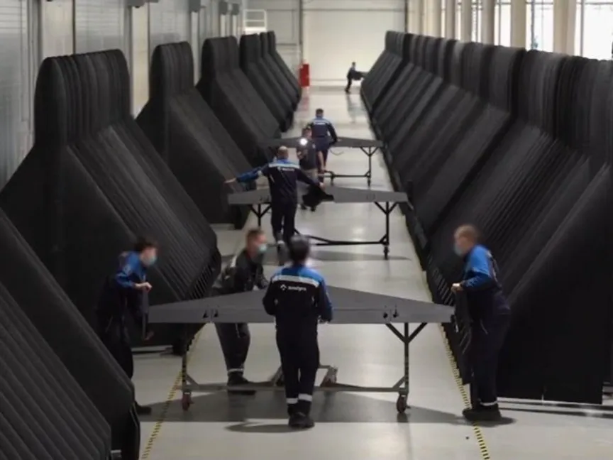 مسيرات "شاهد" الإيرانية خلال عملية تصنيعها داخل مصنع ضخم في روسيا. 21 يوليو 2025 - @visegrad24