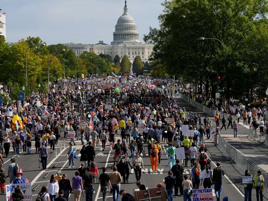جانب من احتجاجات ضد الرئيس الأميركي دونالد ترمب تتجه نحو مبنى "الكابيتول" في العاصمة واشنطن. 18 أكتوبر 2025 - REUTERS
