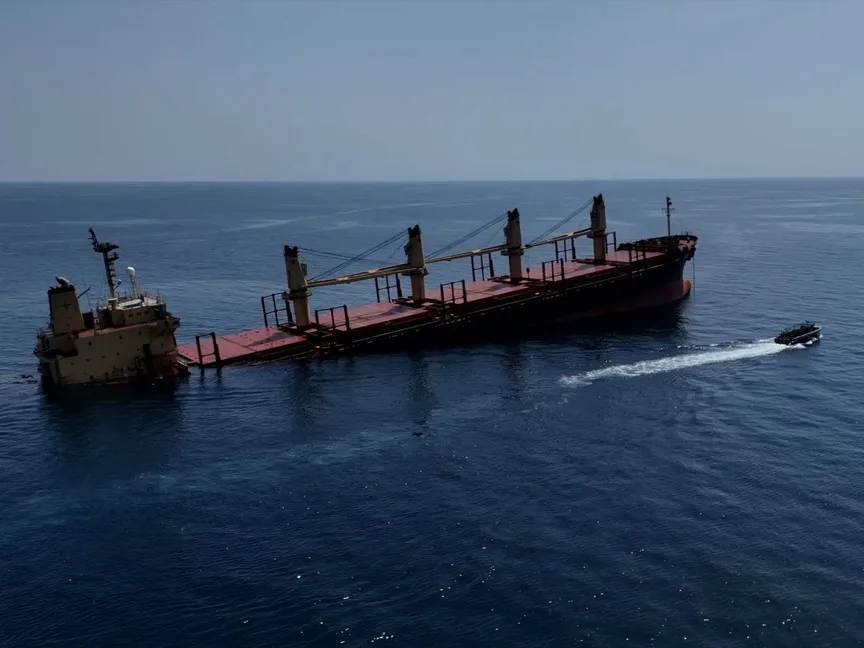 صورة نشرها قناة الجمهورية اليمنية لسفينة الشحن البريطانية روبيمار تظهر تسرب المياه إليها وغرقها بشكل جزئي عقب استهدافها من قبل الحوثيين قبالة سواحل جيبوتي - AFP