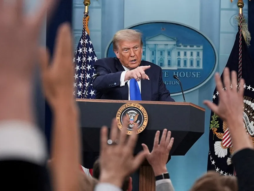 الرئيس الأميركي دونالد ترمب يتحدث إلى وسائل الإعلام في البيت الأبيض بالعاصمة واشنطن- 27 يونيو 2025 - Reuters