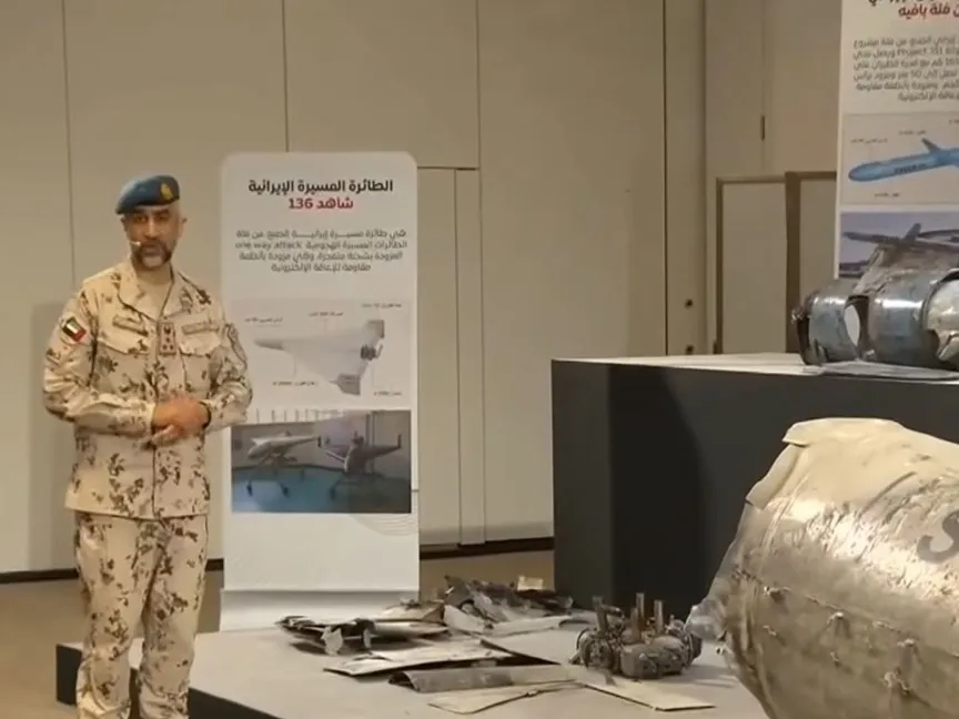 المتحدث باسم وزارة الدفاع الإماراتية العميد الركن عبدالناصر محمد الحميدي يستعرض حطاماً لصواريخ إيرانية خلال إحاطة الحكومة بشأن تطورات الأوضاع، أبوظبي، 3 مارس 2026