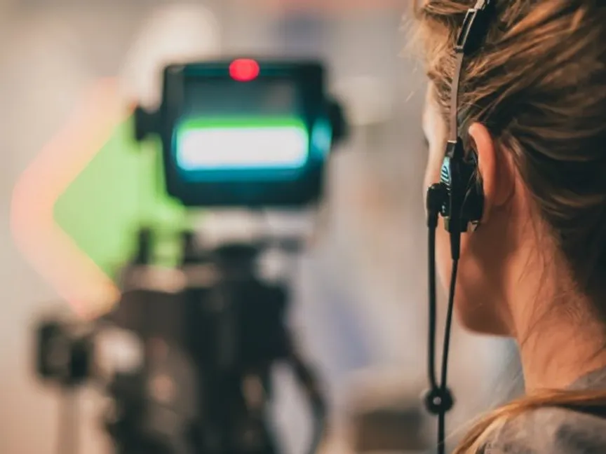 صورة تعبيرة لامرأة تقف خلف كاميرا سينمائية - obs.coe.int