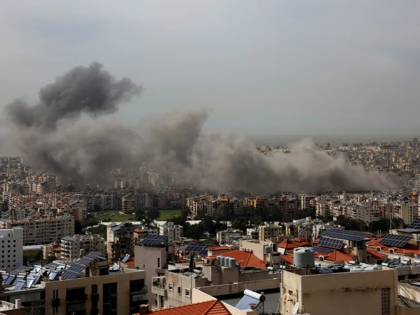 الدخان يتصاعد جراء غارة جوية إسرائيلية على الضاحية الجنوبية لبيروت. 28 مارس 2025 - Reuters