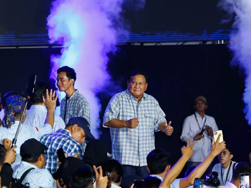 وزير الدفاع الإندونيسي والمرشح للانتخابات الرئاسية برابوو سوبيانتو يرقص بجانب المرشح لمنصب نائب الرئيس جبران راكابومينج راكا في جاكرتا. 12 فبراير 2024 - REUTERS