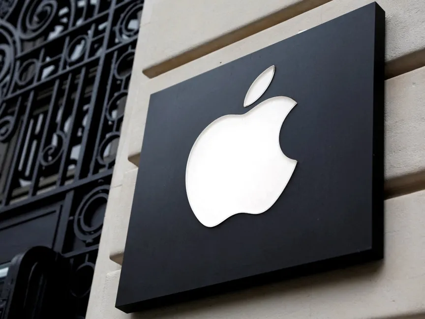 شعار شركة أبل للإلكترونيات على واجهة أحد متاجرها في باريس بفرنسا. 23 أبريل 2025 - Reuters