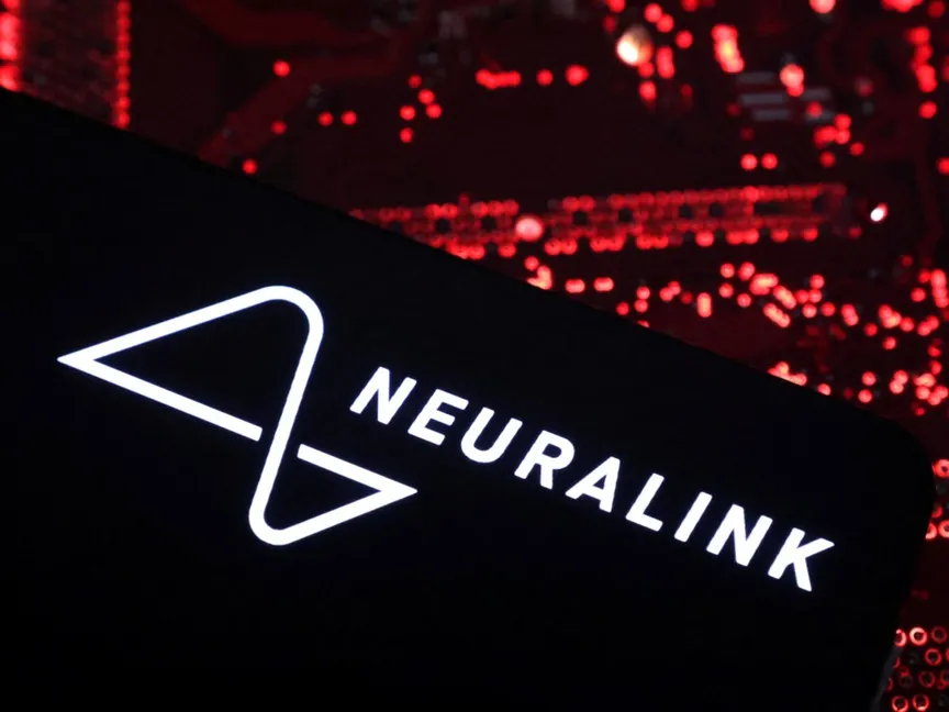 سام ألتمان يتحدى إيلون ماسك بخطط لمنافسة "نيورالينك"