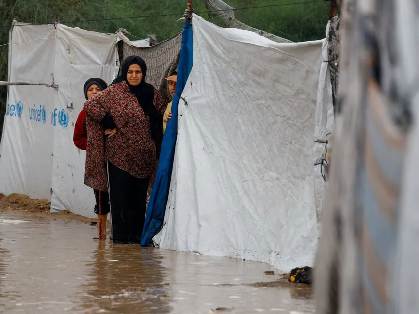 مياه الأمطار تغمر خيام النازحين الفلسطينيين، النصيرات، 12 ديسمبر 2025 - REUTERS