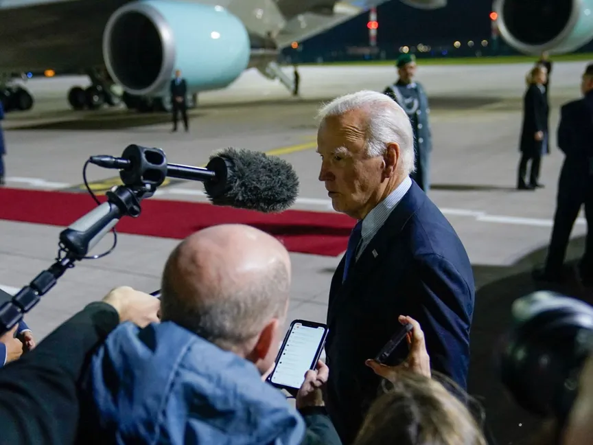 الرئيس الأميركي جو بايدن يتحدث للصحافيين بشأن اغتيال يحيى السنوار بعد وصوله إلى برلين. 17 أكتوبر 2024 - REUTERS