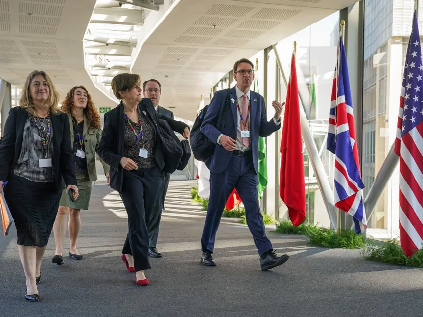 نائبة مساعد وزير الخزانة الأميركي للسياسة النقدية الدولية باتريشيا بولارد (وسط) تصل مع الوفد الأميركي إلى مركز المؤتمرات الدولي في كيب تاون خلال اجتماع وزراء مالية مجموعة العشرين بجنوب إفريقيا. 25 فبراير 2025 - Reuters