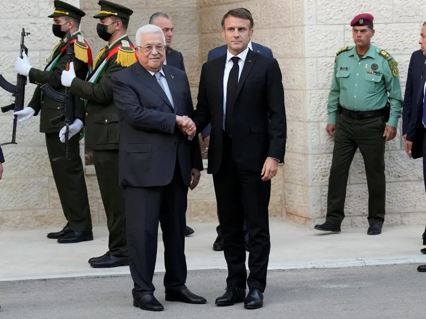 الرئيس الفرنسي إيمانويل ماكرون يصافح الرئيس الفلسطيني محمود عباس في رام الله بالضفة الغربية. 24 أكتوبر 2023 - Reuters