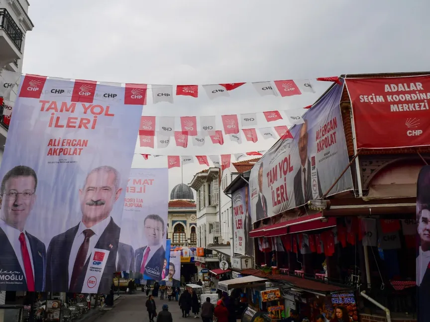 أعلام حزب "الشعب الجمهوري" المعارض وصور لرئيس بلدية إسطنبول أكرم إمام أوغلو في أحد شوارع إسطنبول. 9 مارس 2024 - AFP