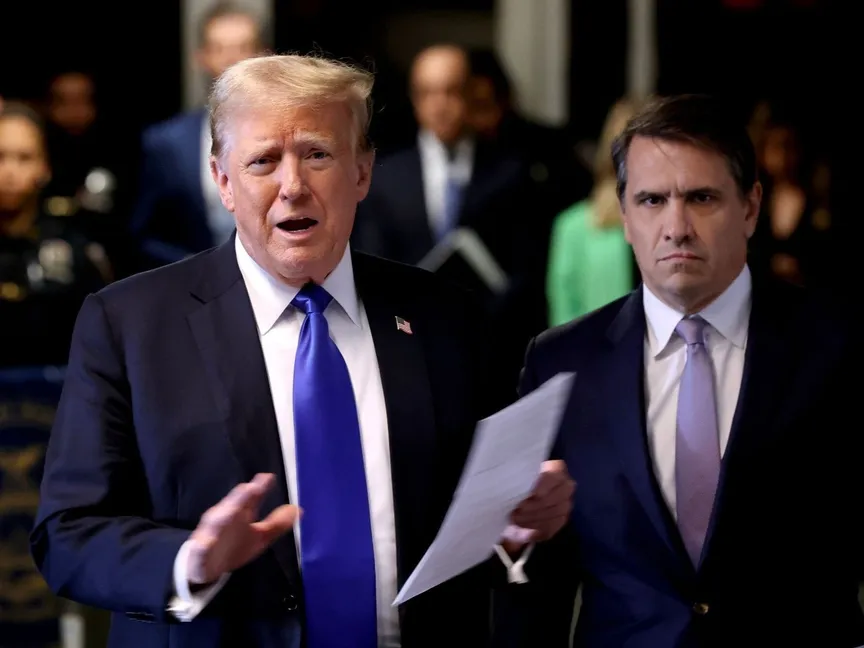 الرئيس الأميركي السابق دونالد ترمب يتحد للصحافيين بعد جلسة استماع في محكمة مانهاتن. نيويورك، 30 مايو 2024 - Bloomberg