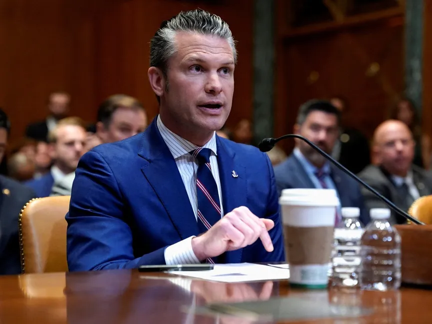 وزير الدفاع الأمريكي بيت هيغسيث يتحدث خلال جلسة استماع للجنة المخصصات بمجلس الشيوخ حول طلب ميزانية الرئيس الأمريكي دونالد ترامب لوزارة الدفاع، في الكابيتول هيل بواشنطن العاصمة، الولايات المتحدة، بتاريخ 11 يونيو 2025. - Reuters