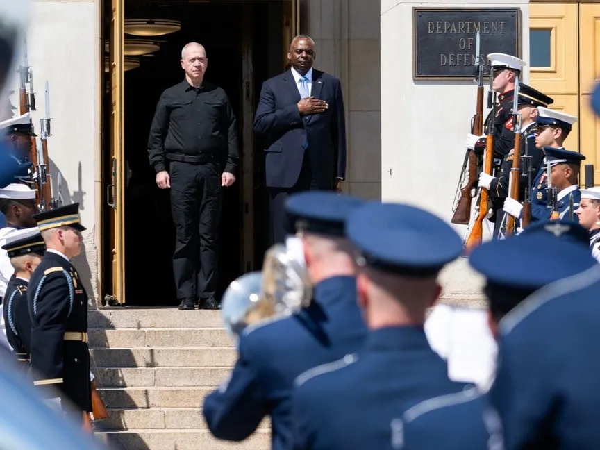وزير الدفاع الأميركي لويد أوستن خلال استقبال نظيره الإسرائيلي يوآف جاللانت في واشنطن. 25 يونيو 2024 - AFP