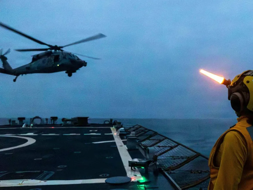 مروحية من طراز MH-60S Sea Hawk على سطح حاملة طائرات أميركية خلال العمليات العسكرية ضد إيران. 25 مارس 2026 - Reuters