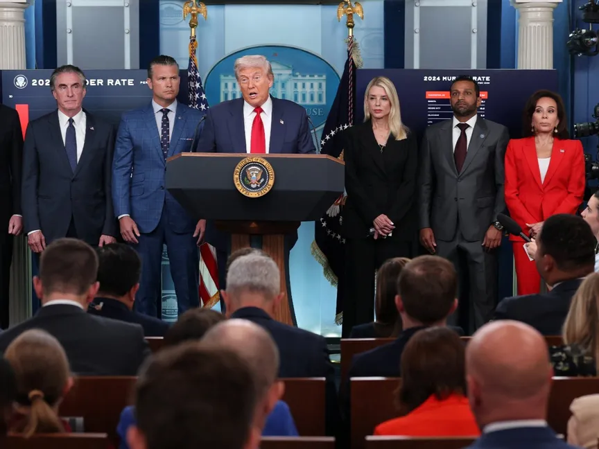 الرئيس الأميركي دونالد ترمب خلال مؤتمر صحافي برفقة المدعي العام الأميركي بام بوندي ووزير الدفاع الأميركي بيت هيجسيث، بشأن نشر عناصر من أجهزة إنفاذ القانون الفيدرالية في واشنطن لتعزيز وجود الشرطة المحلية، وذلك في قاعة الإيجاز الصحفي بالبيت الأبيض في العاصمة واشنطن، الولايات المتحدة. 11 أغسطس 2025 - Reuters