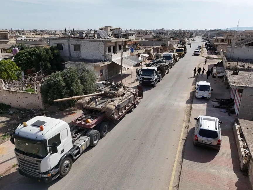 مركبات عسكرية تابعة للجيش السوري بالقرب من الحدود السورية اللبنانية في القصير. 17 مارس 2025 - Reuters