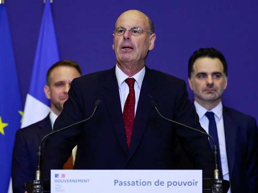 وزير المالية الفرنسي الجديد إريك لومبار يتحدث خلال حفل التسليم والتسلم في وزارة الاقتصاد والمالية في بيرسي، فرنسا. 23 ديسمبر 2024 - REUTERS