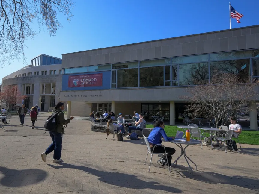 طلاب في حرم جامعة هارفارد بولاية ماساتشوستس الأميركية- 15 أبريل 2025 - Reuters