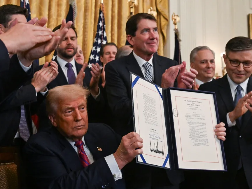 الرئيس الأميركي دونالد ترمب يوقع على قانون Genius لتطوير الإطار التنظيمي للعملات المشفرة المستقرة وتوسيع الرقابة على الصناعة في البيت الأبيض بواشنطن العاصمة. 18 يوليو 2025 - Reuters