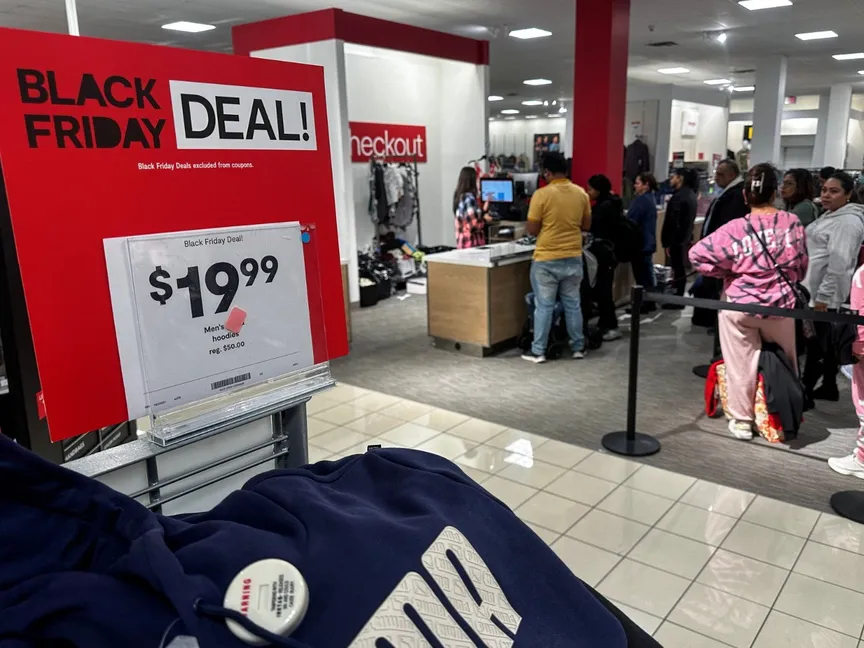 متسوقون ينتظرون في طوابير خلال موسم التنزيلات في متجر JCPenney في مركز التسوق روزفلت فيلد في نيويورك بالولايات المتحدة في 24 نوفمبر 2023 - Reuters