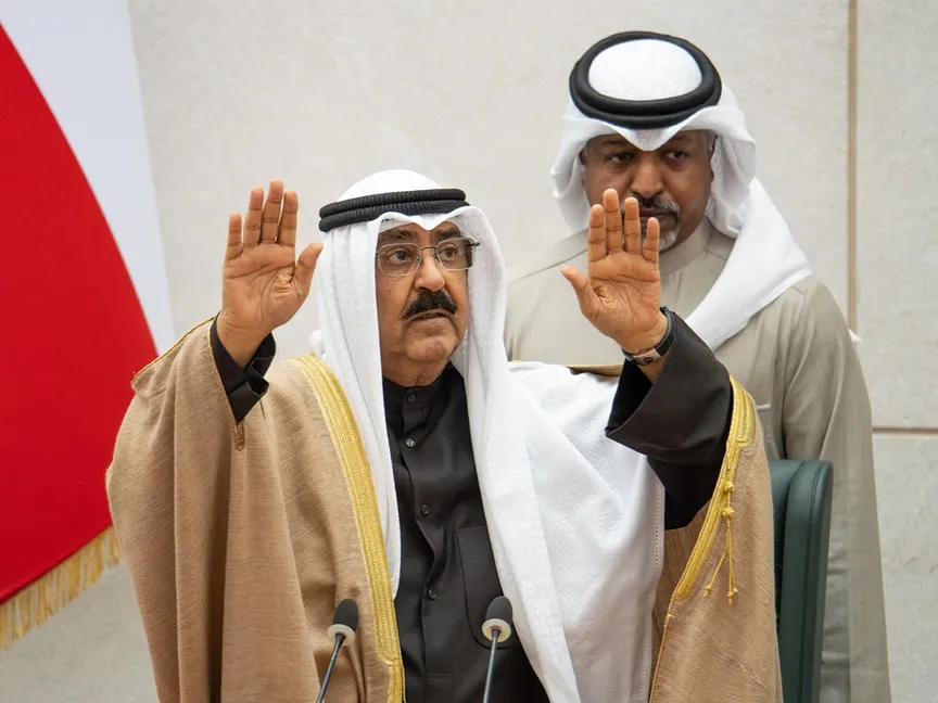الشيخ مشعل الأحمد يؤدي اليمين أميراً للكويت.. والحكومة تستقيل