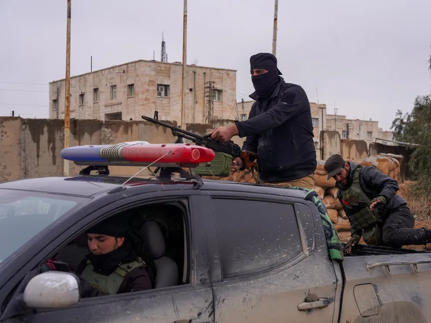 قوات الأمن السورية قرب سجن الأقطان في محافظة الرقة. 23 يناير 2026 - Reuters