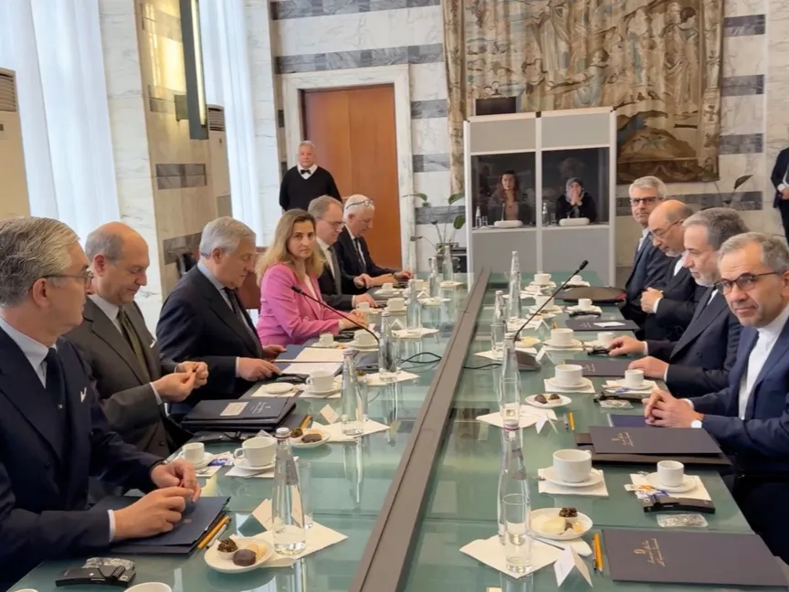 وزير الخارجية الإيراني عباس عراقجي والوفد المرافق له خلال اجتماع مع نظيره الإيطالي أنتونيو تاياني في روما. 19 أبريل 2025 - REUTERS