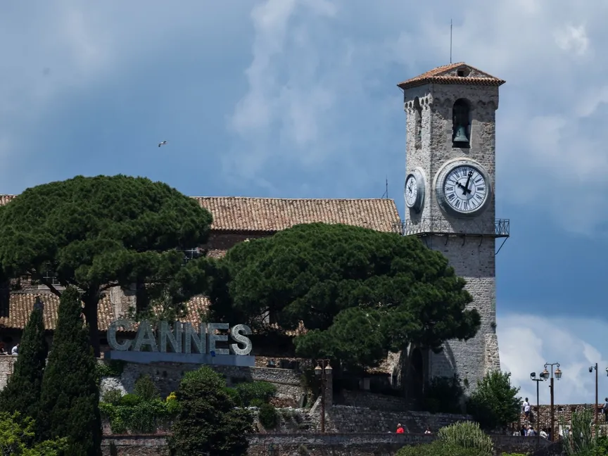 منظر للمدينة القديمة في كان خلال مهرجان كان السينمائي الثامن والسبعين. 24 مايو 2025 - Reuters