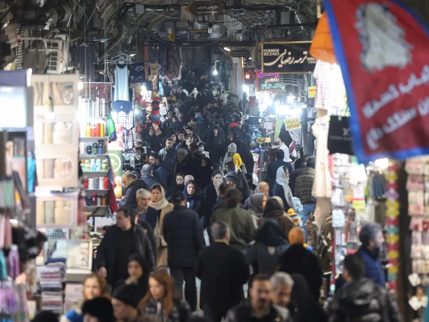 أشخاص يسيرون في البازار الكبير بطهران، طهران، إيران. 15 يناير 2026 - Reuters