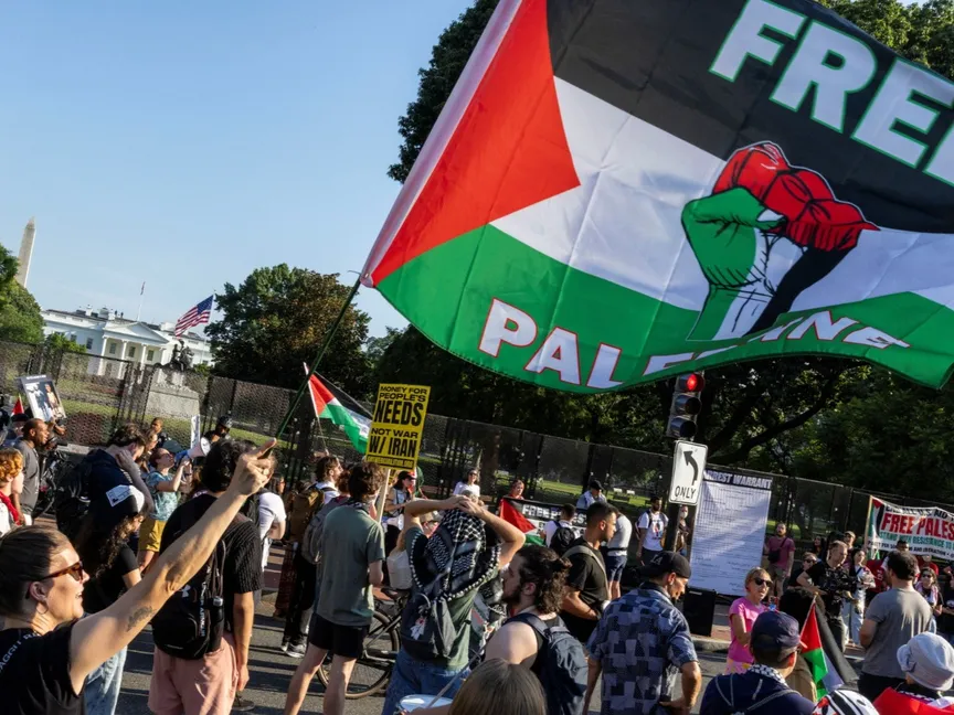 متظاهرون خارج البيت الأبيض احتجاجاً على زيارة رئيس الوزراء الإسرائيلي بنيامين نتنياهو إلى العاصمة الأميركية واشنطن. 7 يوليو 2025 - REUTERS
