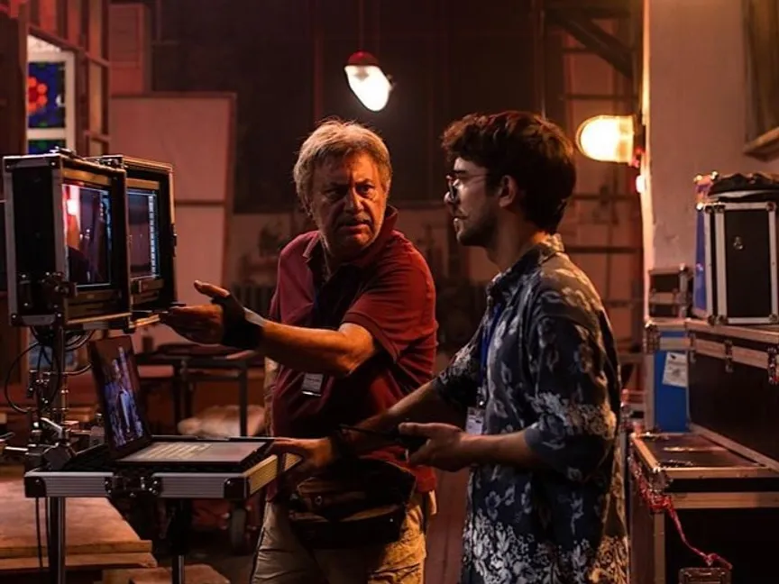 Black Rabbit, White Rabbit.. مرحباً في بلاد العجائب