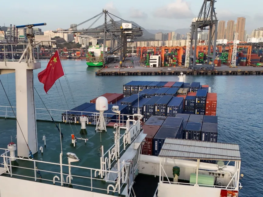 العلم الصيني على سفينة شحن في محطة ميناء كواي تشونج في هونج كونج. الصين. 16 أبريل 2025 - Reuters