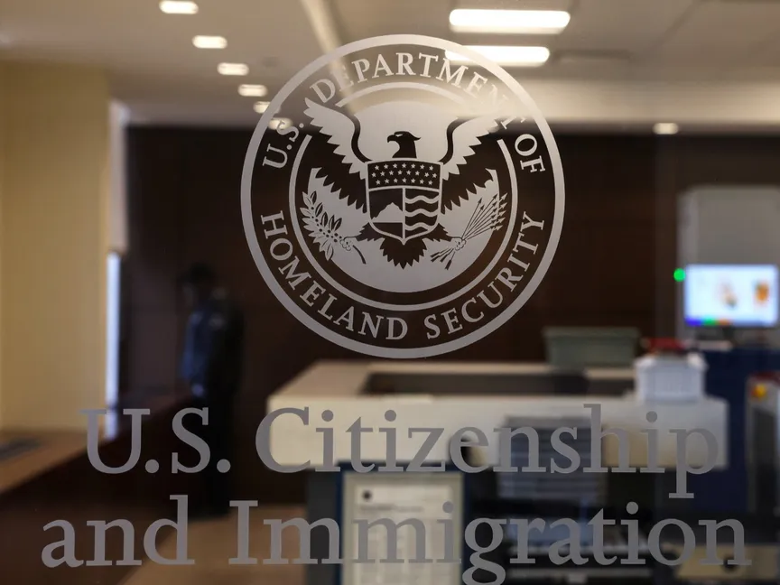 ماذا يعني تعليق ترمب إصدار تأشيرات الهجرة لمواطني 75 دولة؟