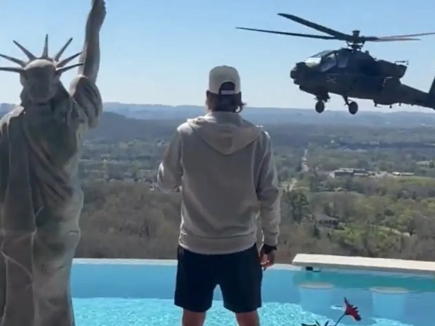 صورة من مقطع فيديو نشره المغني كيد روك وتظهر مروحية تابعة للجيش الأميركي تحلق بالقرب من منزله. 29 مارس 2026 - @KidRock