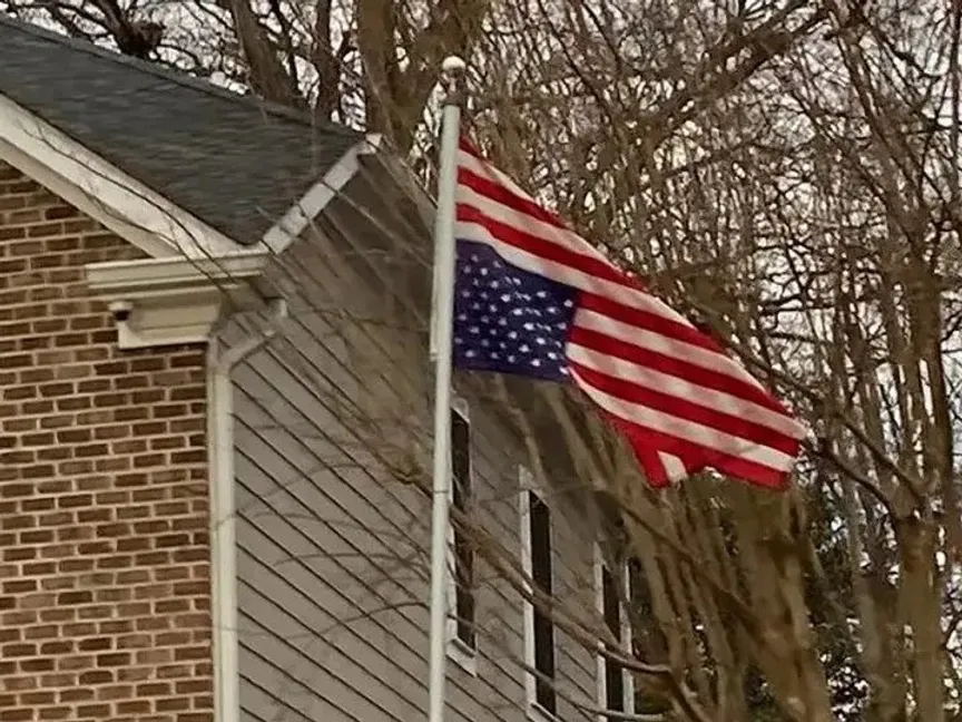 تظهر صورة حصلت عليها صحيفة "نيويورك تايمز" علماً مقلوباً في منزل القاضي أليتو. 17 يناير 2021 - The New York Times