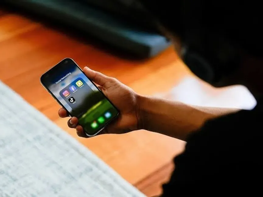 طالب يستخدم هاتفه الذكي داخل الفصل الدراسي، 22 أبريل 2023 - REUTERS