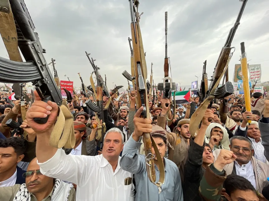 أنصار لجماعة الحوثيين اليمنية خلال تظاهرة للتضامن مع الفلسطينيين في قطاع غزة، بصنعاء. 19 يوليو 2024 - REUTERS